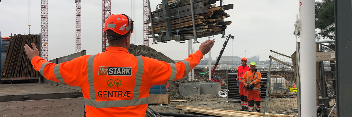 STARK-medarbejder indsamler genbrugsplads fra byggeplads gennem projektet GENTRÆ. 