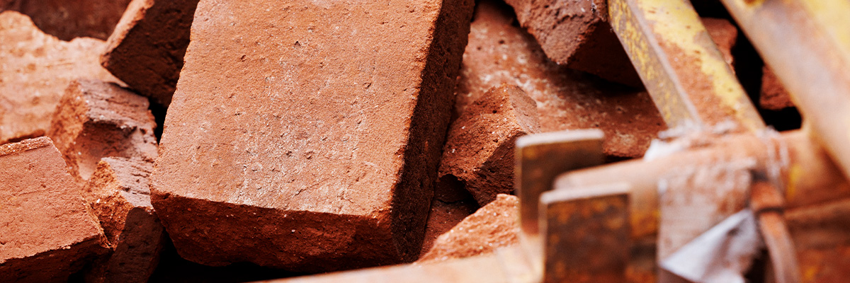 Husk at affald fra byggeriet, f.eks. mursten, træ, isolering m.m. skal sorteres og genanvendes hvis muligt.