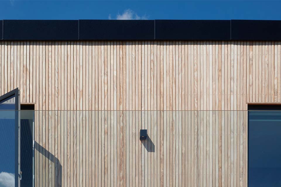Villa med facadelister i thermofyr